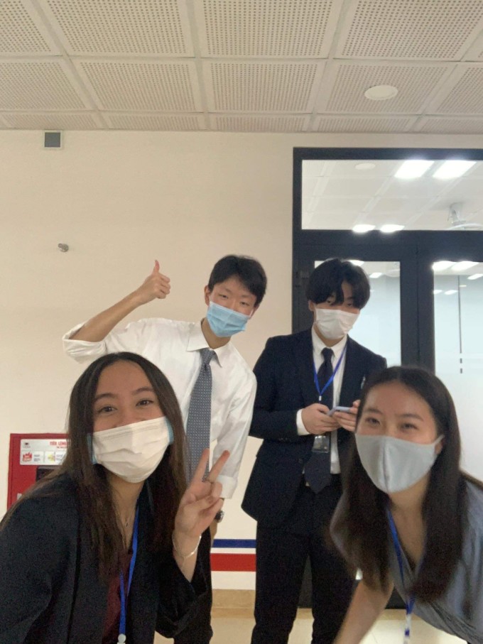 Hương Bình (bên trái) cùng các bạn cùng nhóm trong cuộc thi tranh biện. Ảnh: Nhân vật cung cấp