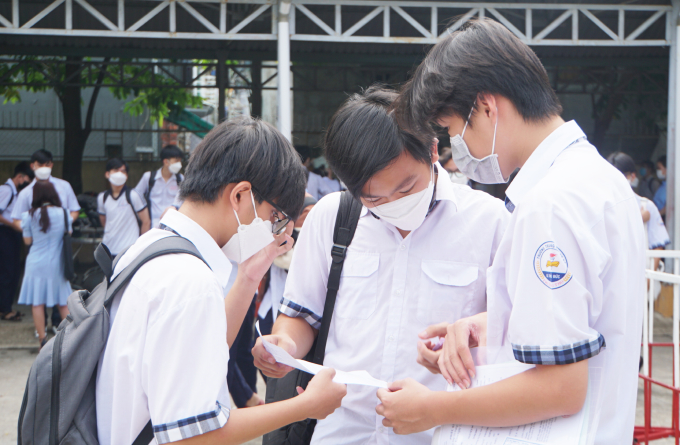 Nhóm thí sinh tại điểm thi THCS Trường Thọ, TP Thủ Đức tranh luận sau giờ thi môn Toán. Ảnh: Mạnh Tùng