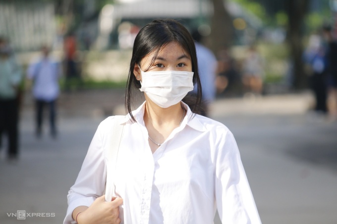 Thí sinh dự thi vào trường THPT chuyên Đại học Sư phạm, sáng 1/6.