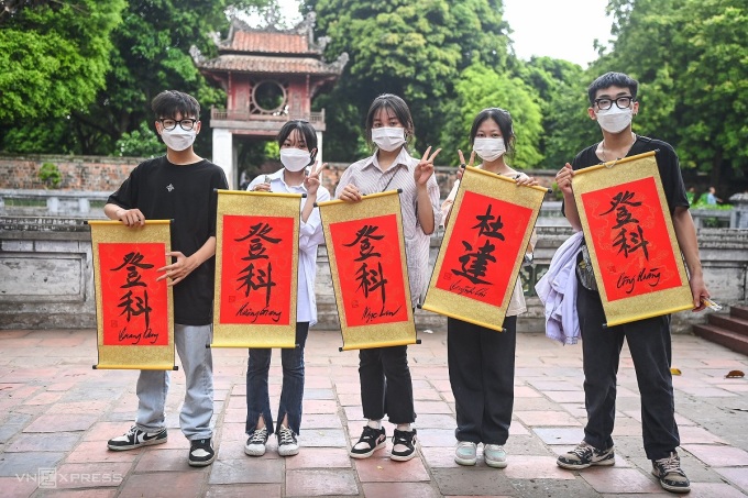 Sĩ tử Hà Nội đến Văn Miếu xin chữ, cầu may trước kỳ thi tốt nghiệp THPT. Ảnh: Giang Huy