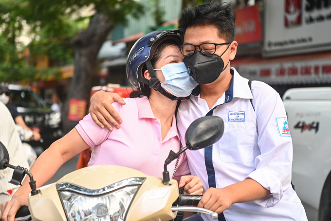 Phụ huynh đưa con đến điểm thi trường THCS Ba Đình, quận Ba Đình, Hà Nội, sáng 7/7. Ảnh: Giang Huy