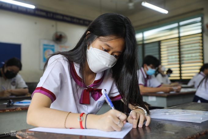 Thí sinh trong phòng thi môn Ngữ văn ở TP HCM. Ảnh: Quỳnh Trần