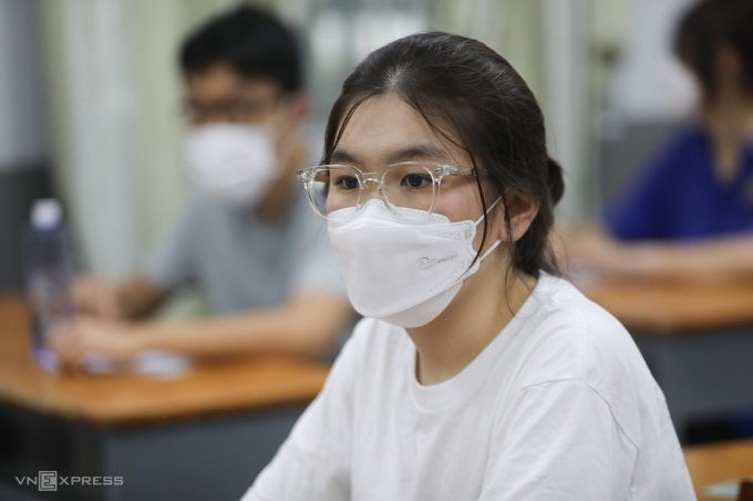 Thí sinh làm thủ tục thi tốt nghiệp THPT tại trường THPT Phú Nhuận (quận Phú Nhuận, TP HCM) chiều 6/7. Ảnh: Quỳnh Trần