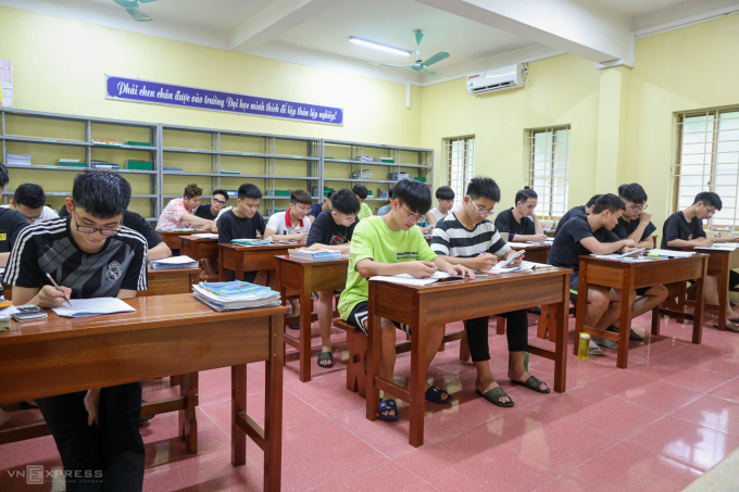 Học sinh nội trú lớp 12 trường THPT Trí Đức, Hà Nội, trong giờ tự học buổi tối, ôn thi tốt nghiệp THPT 2020. Ảnh: Ngọc Thành