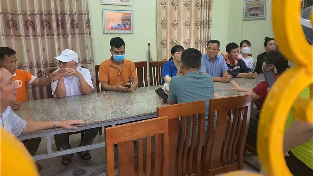 Phụ huynh tới Trường THPT Lương Thế Vinh để làm việc, ngày 12/8. Ảnh: Phụ huynh cung cấp
