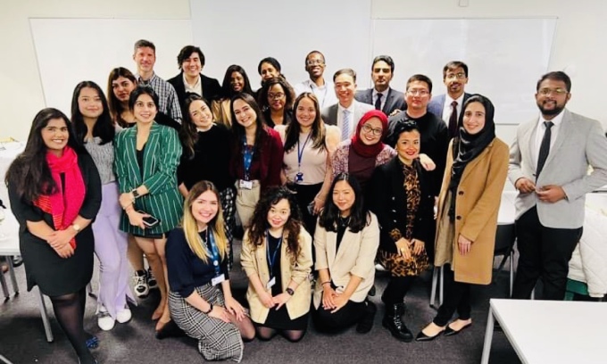 Micheal Hoàng cùng bạn bè tại chụp tại Đại học Queen Mary, London, hồi tháng 3/2022. Ảnh: Nhân vật cung cấp