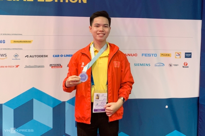 Thí sinh Nguyễn Xuân Thái, nghề Tiện CNC, chụp ảnh kỷ niệm sau lễ bế mạc tại Đức, rạng sáng 17/10. Ảnh: Nhân vật cung cấp