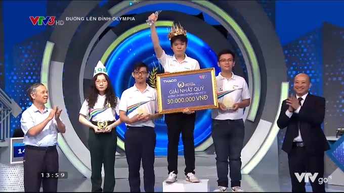 Nguyên Sơn và các thí sinh nhận kỷ niệm chương của chương trình sau khi trận thi quý IV khép lại. Ảnh chụp màn hình