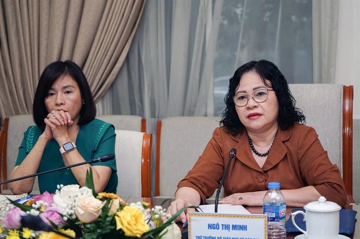 Thứ trưởng Bộ GDĐT Ngô Thị Minh trao đổi tại buổi làm việc