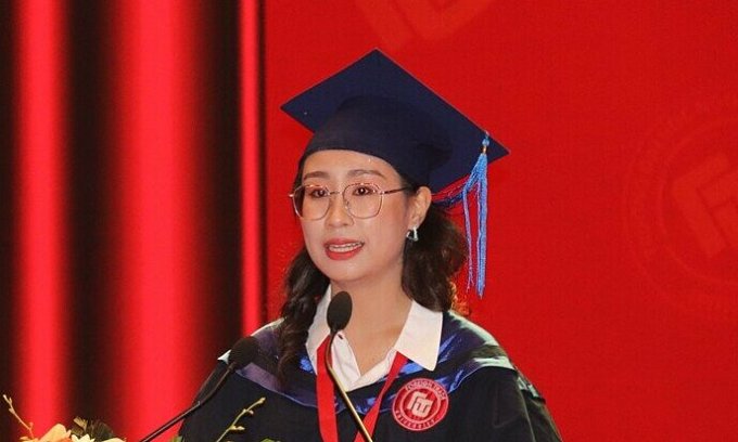 Đỗ Hoàng Phương Nhi, tân thủ khoa đầu ra trường Đại học Ngoại thương, phát biểu tại buổi Lễ tốt nghiệp đợt hai tại Trung tâm Hội nghị Quốc gia Việt Nam, ngày 11/9. Ảnh: Duy Phương