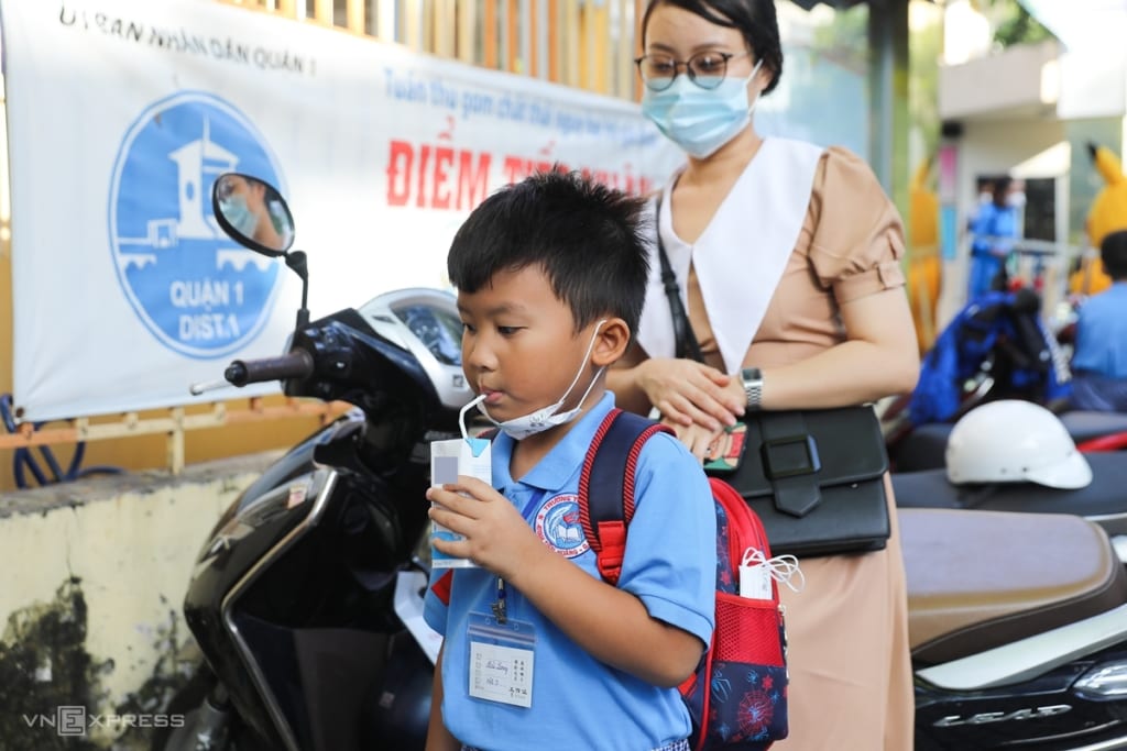 Học sinh trường Tiểu học Đinh Tiên Hoàng, quận 1, TP HCM, uống sữa trước khi vào trường trong ngày tựu trường, năm học 2022-2023. Ảnh: Quỳnh Trần