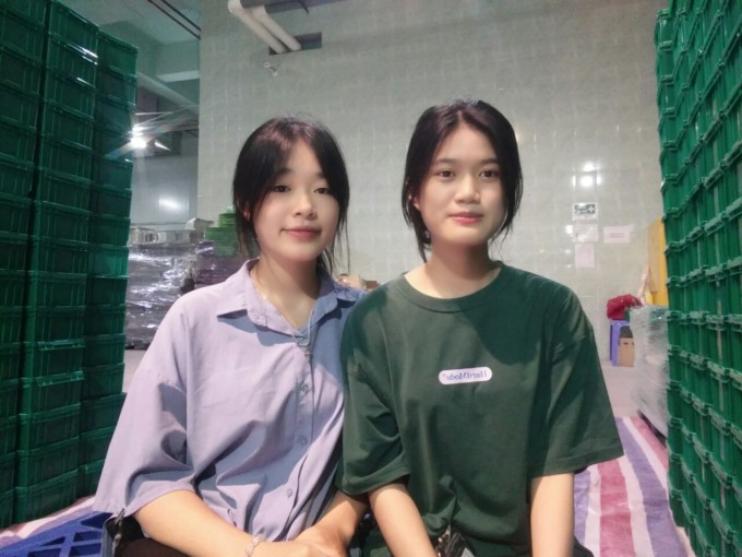 Nhung (bìa phải) và Vy khi vào nhà máy làm việc sáng 5/8. Ảnh: Nhân vật cung cấp
